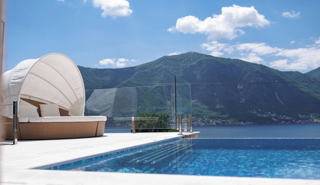 Villa with infinity pool and views of the sea and the Bay of Kotor