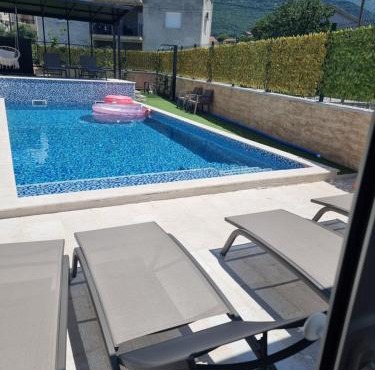 Villa with Pool & Garden apartment 1 Ognjen in Tivat