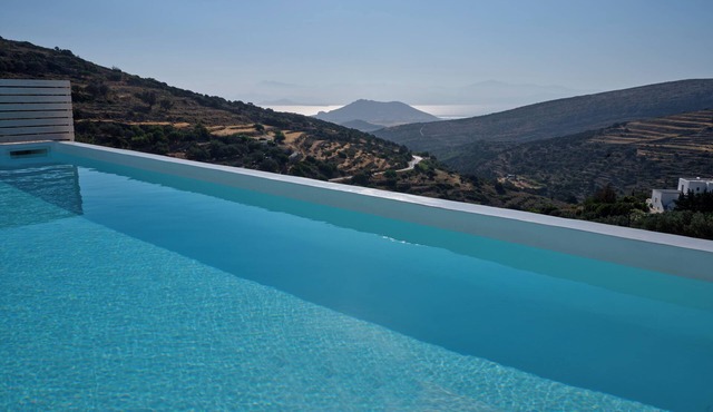 VILLA WITH PRIVATE POOL IN PAROS WITH THREE BEDROOMS AND THREE BATHROOMS
