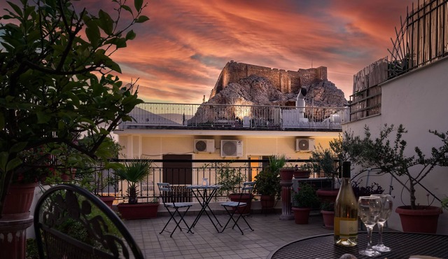 ViLLA127: Three Bedroom Apartment with Acropolis View in Athina
