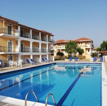 Village Inn Studios & Family Apartments