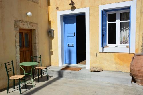 Vori`s blue door country house in Vóroi