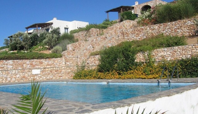 Walk to the Beach, spacious Family villa with shared Pool & BBQ