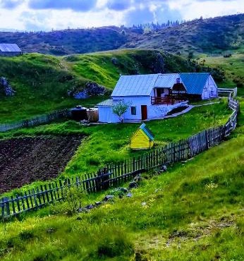 Weekend house in the Piva nature park