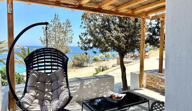 White & black Suites – Suite Five in Platis Yialos Sifnos
