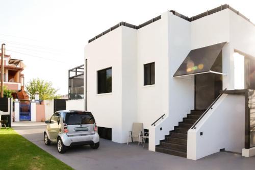 White & Black Aegina - Private Garden & Parking