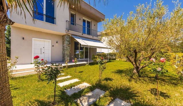 White Escape | 3BR Luxury Lalzi Beach Villa