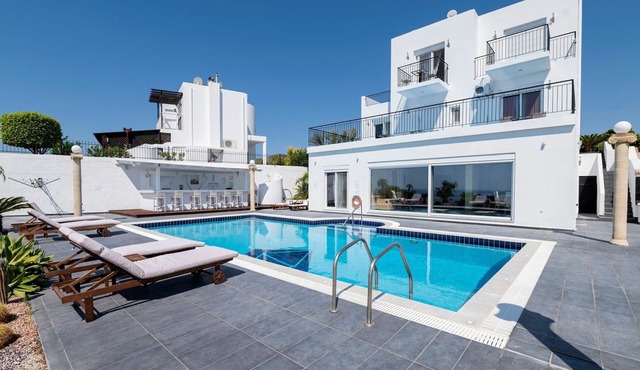 Wonderful private villa with WIFI, private pool, A/C, TV, patio, panoramic view and parking