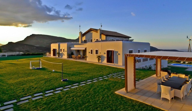 Wonderful private villa for 12 guests with A/C, private pool, WIFI, hot tub, TV, patio and parking in Khoudhétsion