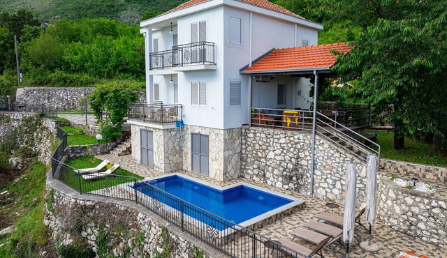 Wonderful Villa Tranquila with Pool and Sea View
