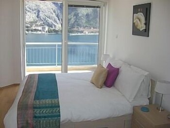 Bright & Spacious Apartment, Premier Development, Spectacular Panoramic Views in Kotor