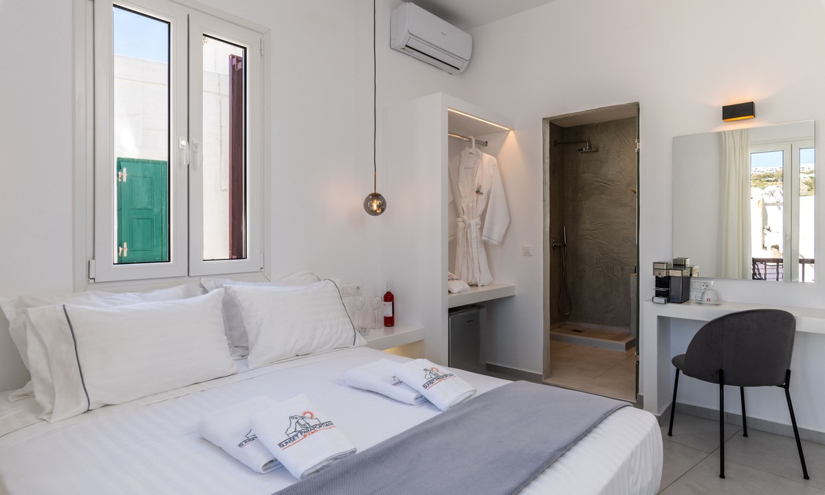 Little Venice Hotel | Sunset Paraportiani Rooms