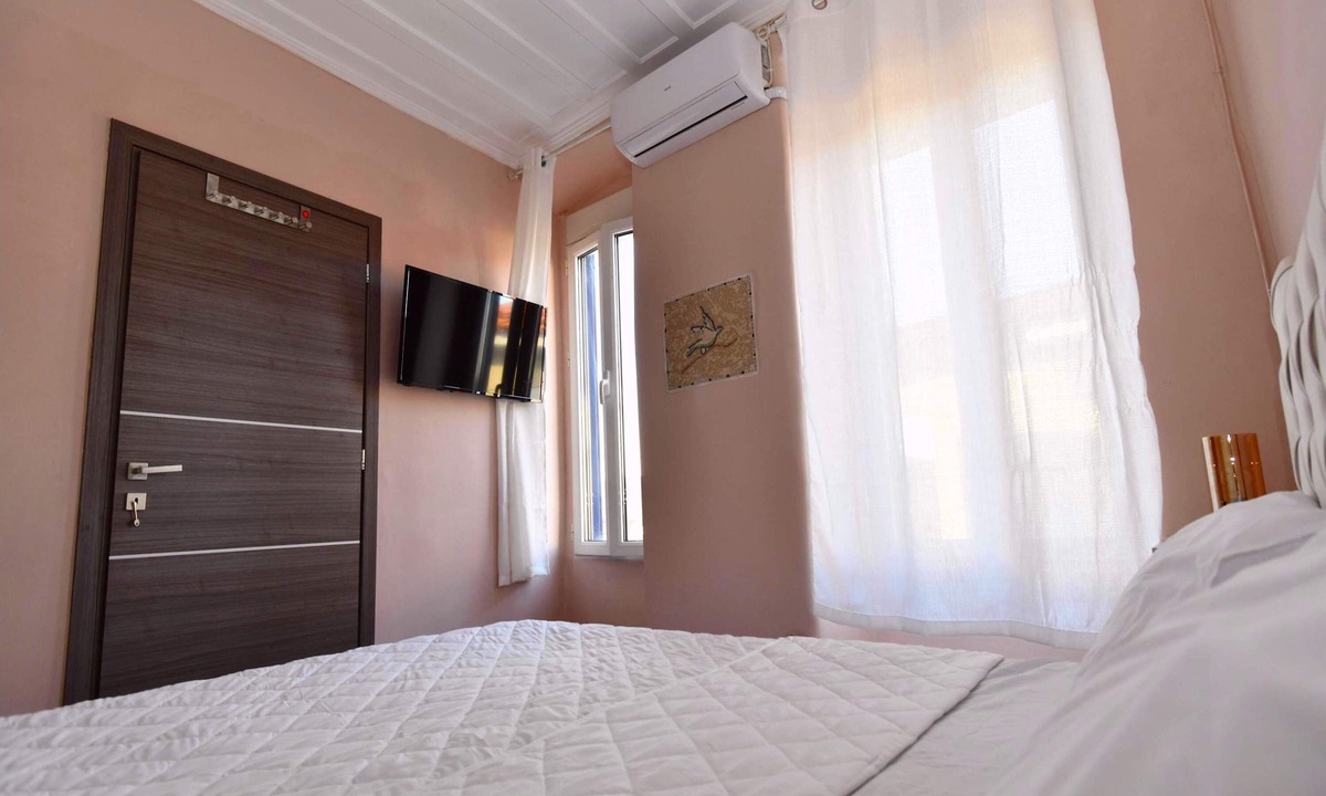 Mitilinii Apartment | Charming Samos Escape With Jacuzzi and Private Balcony