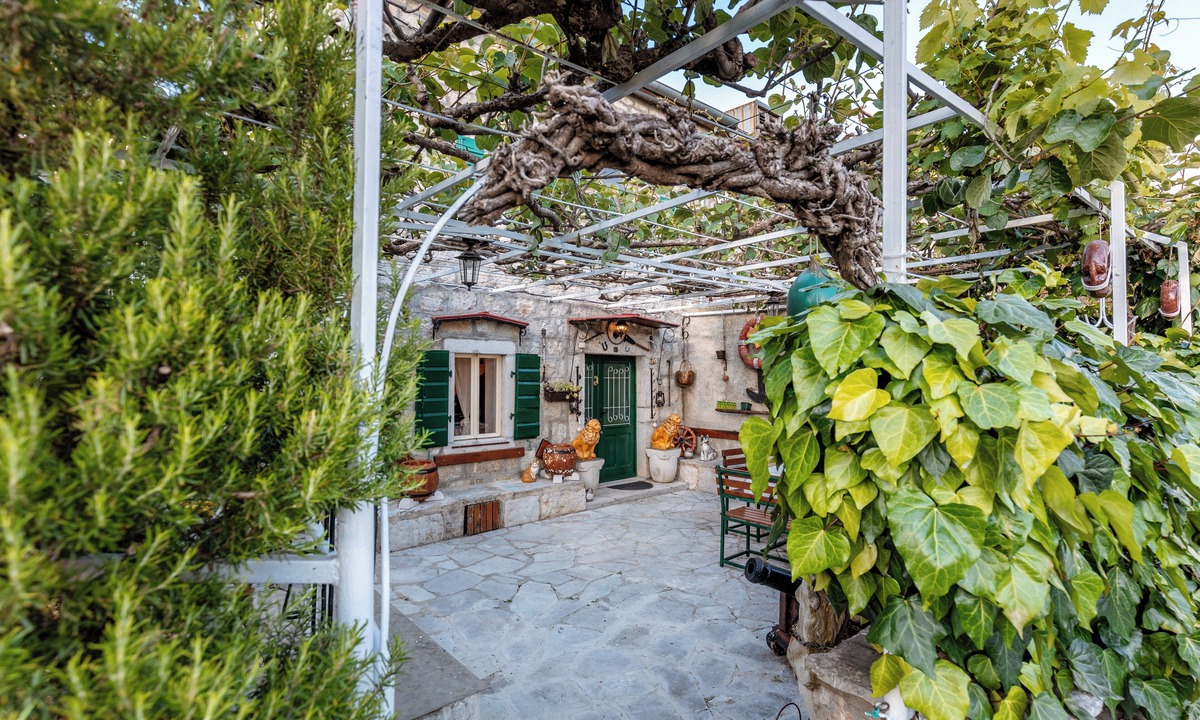 Podi House | Charming 400 years Old Stone House with gardennBBQ,WiFi,AC,Pet frendly,Park Free