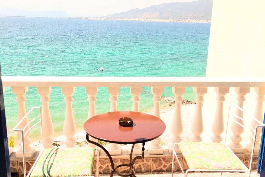 Mikri Mantineia Apartment | Kalamata beach retreat