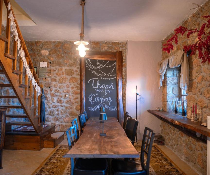 Synikia Mesi Trikalon House | Petrino Lodge Stone Mountain Retreat