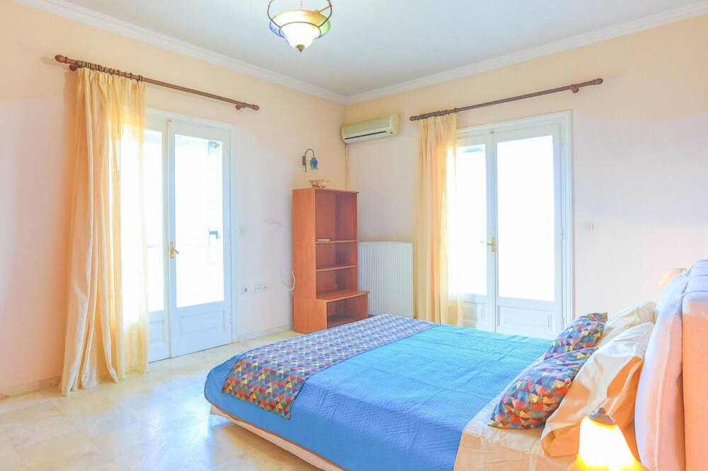 Photo of Bedroom in Petaleia