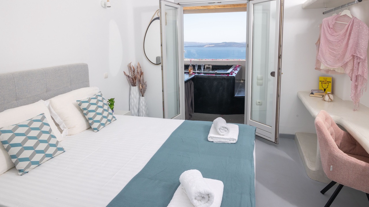 Photo of Bedroom in Oia