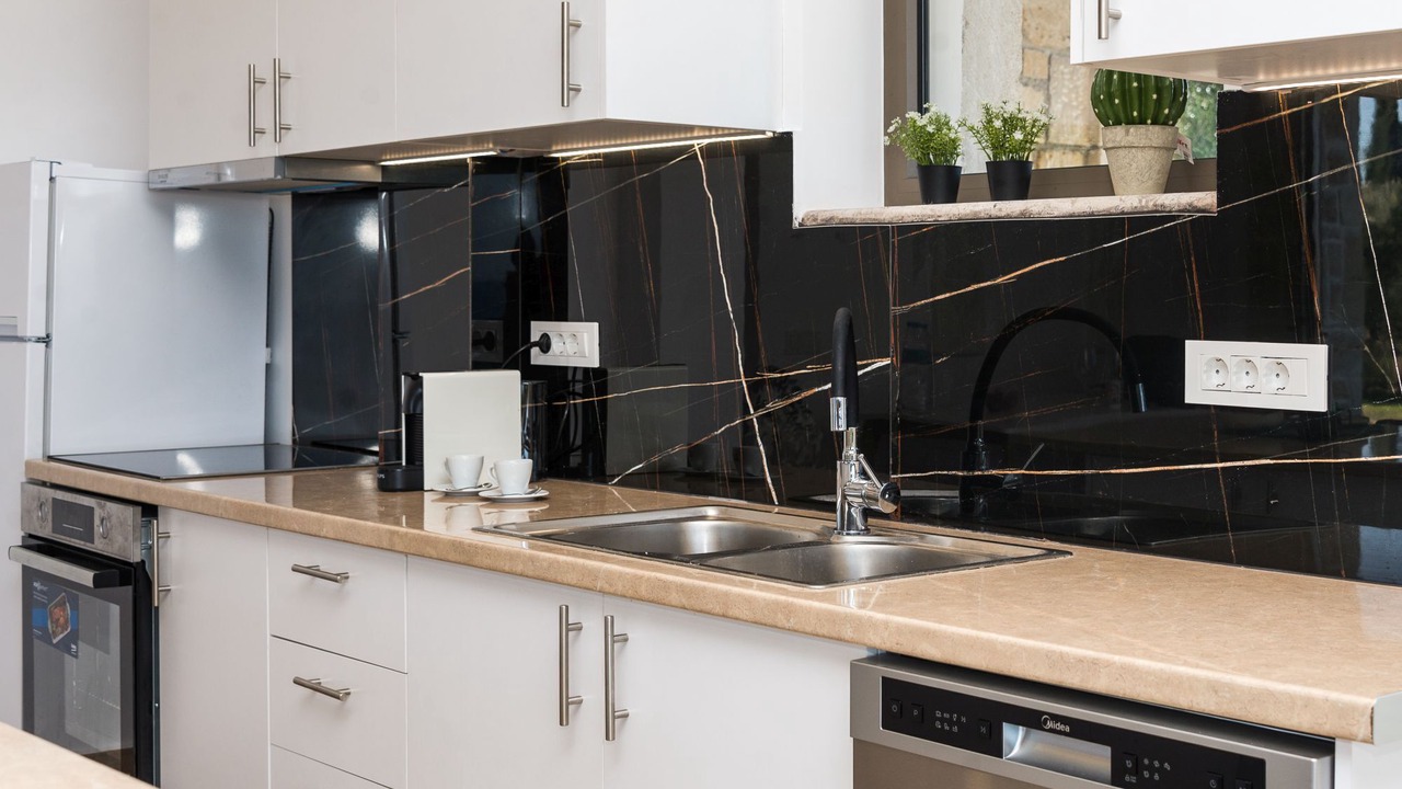 Photo of Kitchen in Neromilos