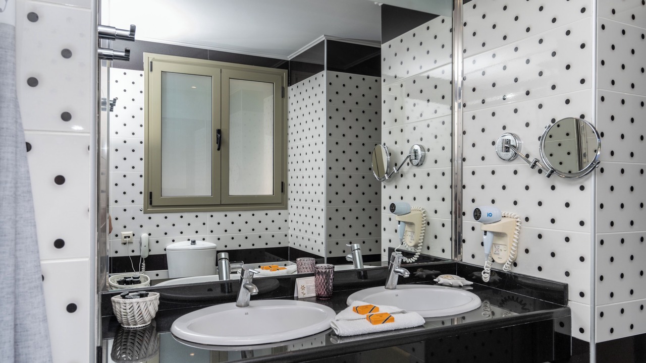 Photo of Bathroom in Mikros Gialos
