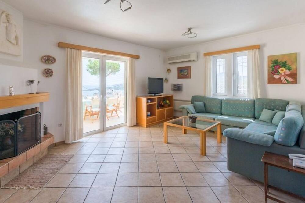 Photo of Livingroom in Lavreotiki