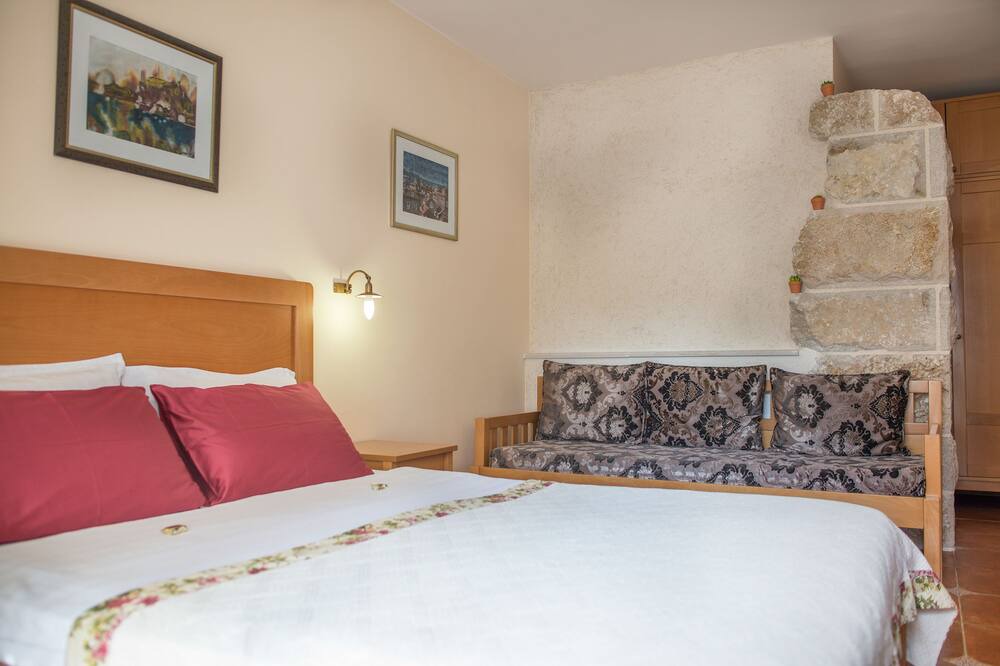 Photo of Bedroom in Maini