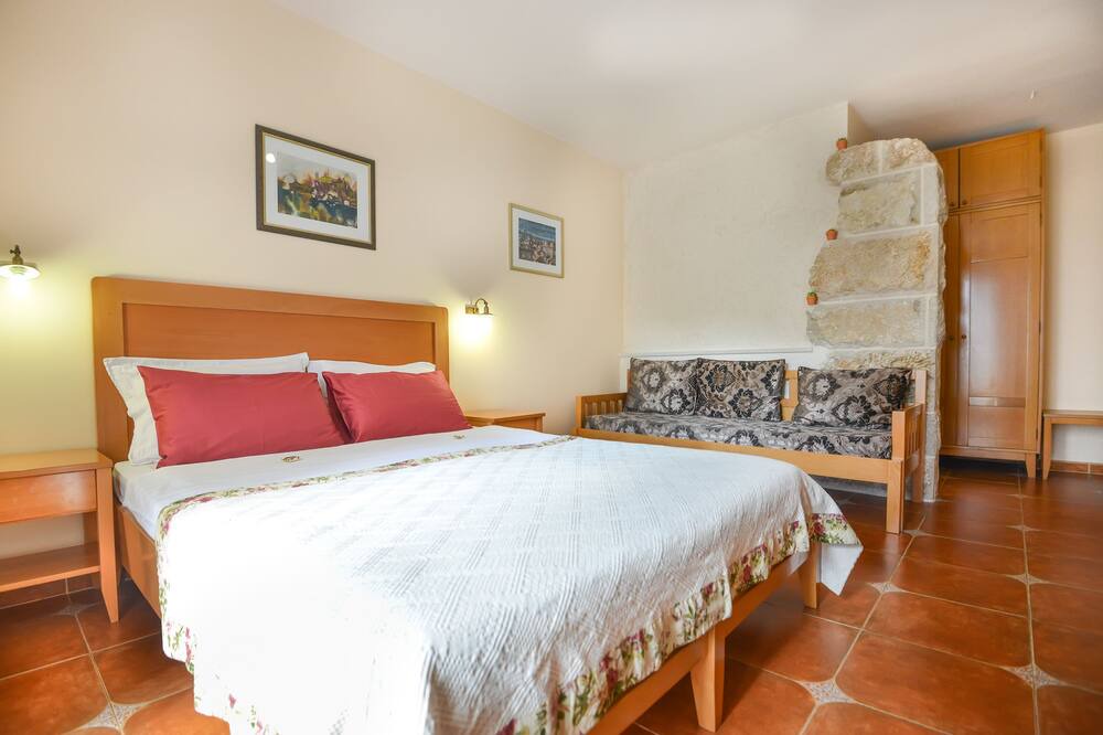 Photo of Bedroom in Maini