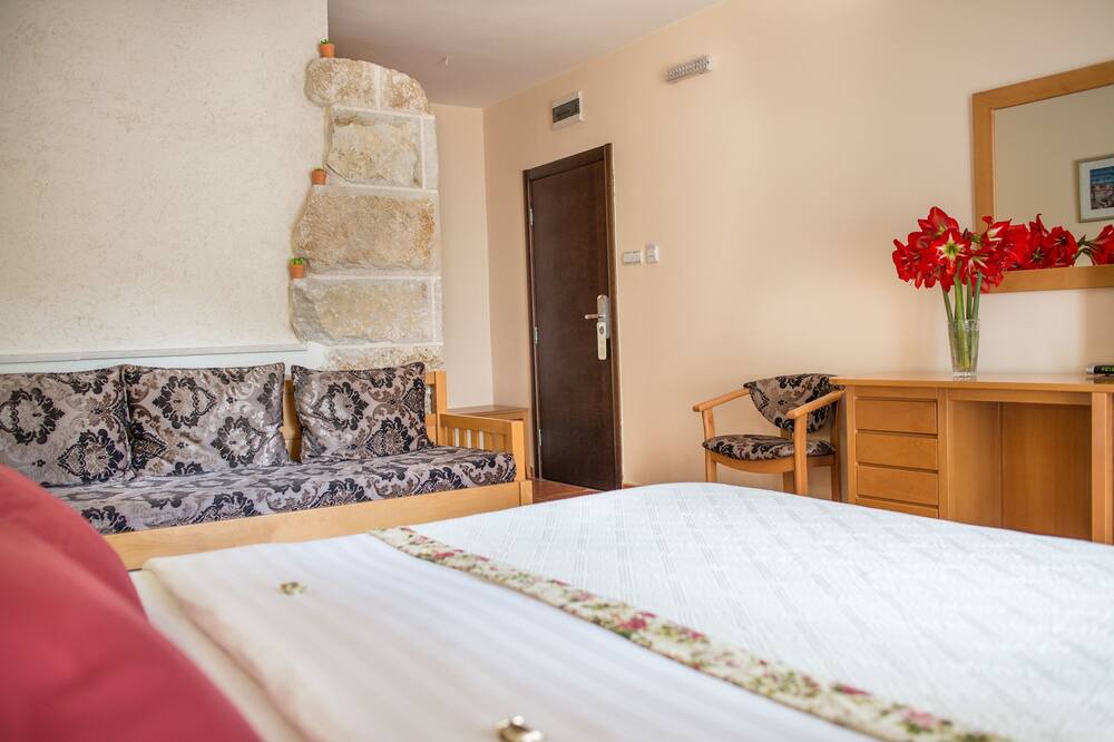 Photo of Bedroom in Maini