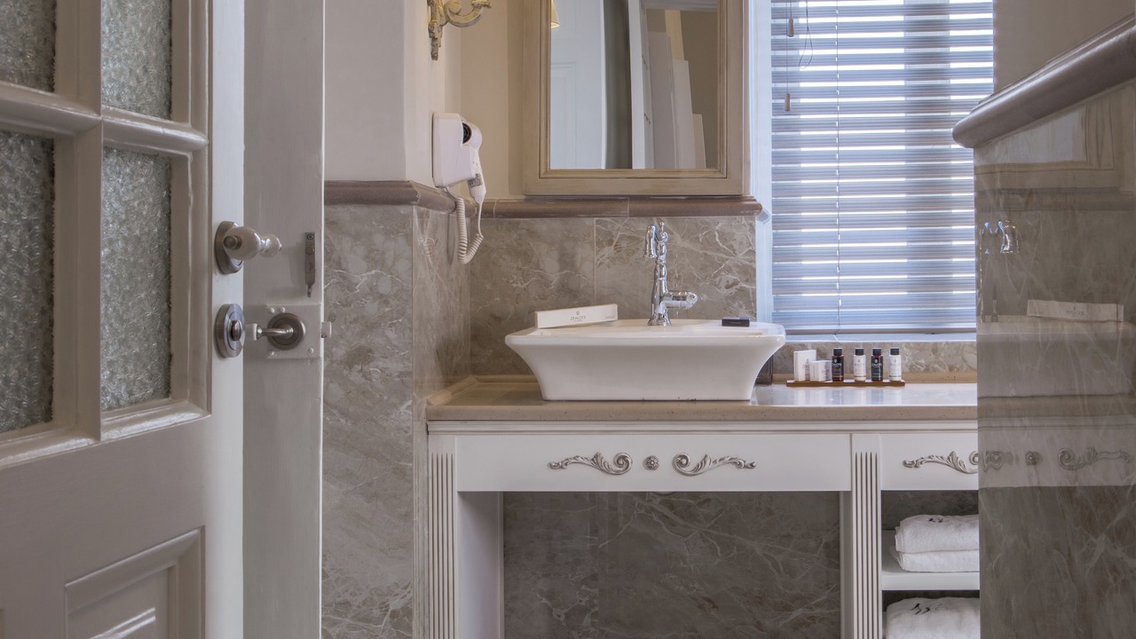 Photo of Bathroom in Paleopolis