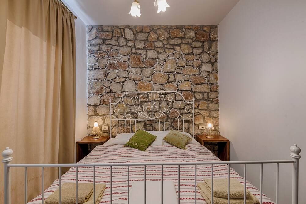 Photo of Bedroom in Salakos