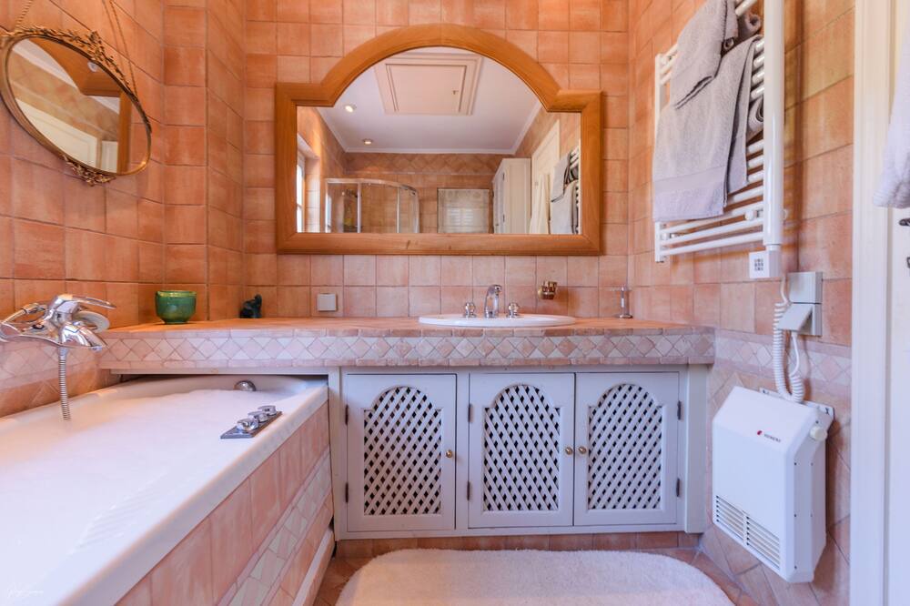Photo of Bathroom in Vlikhos