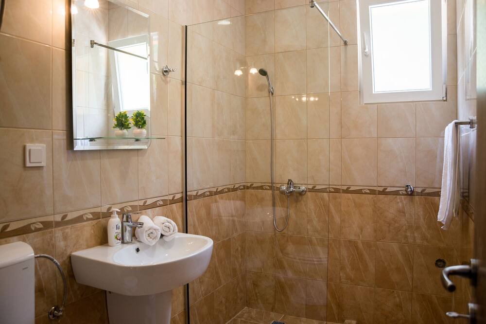 Photo of Bathroom in Igalo