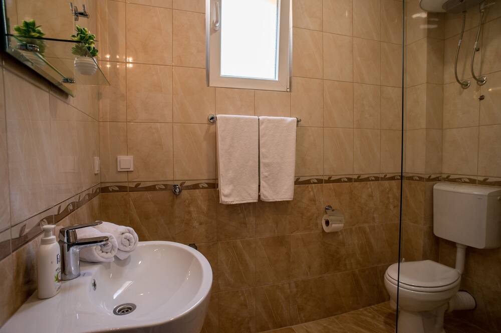 Photo of Bathroom in Igalo