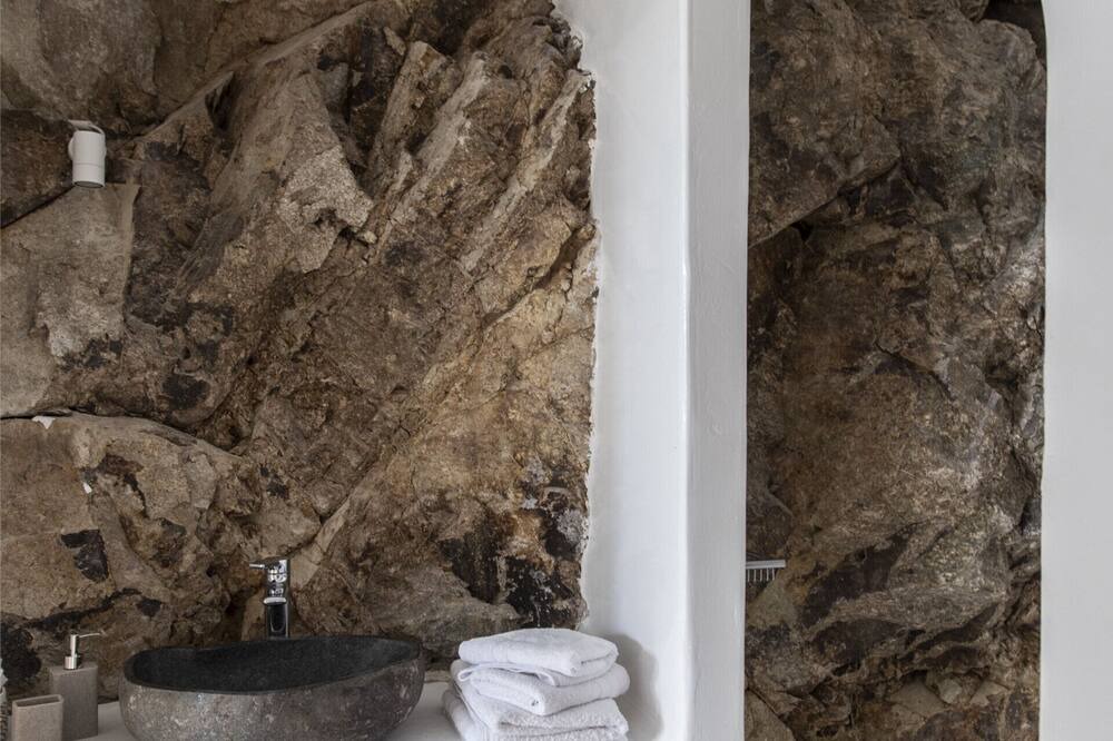 Photo of Bathroom in Plintri