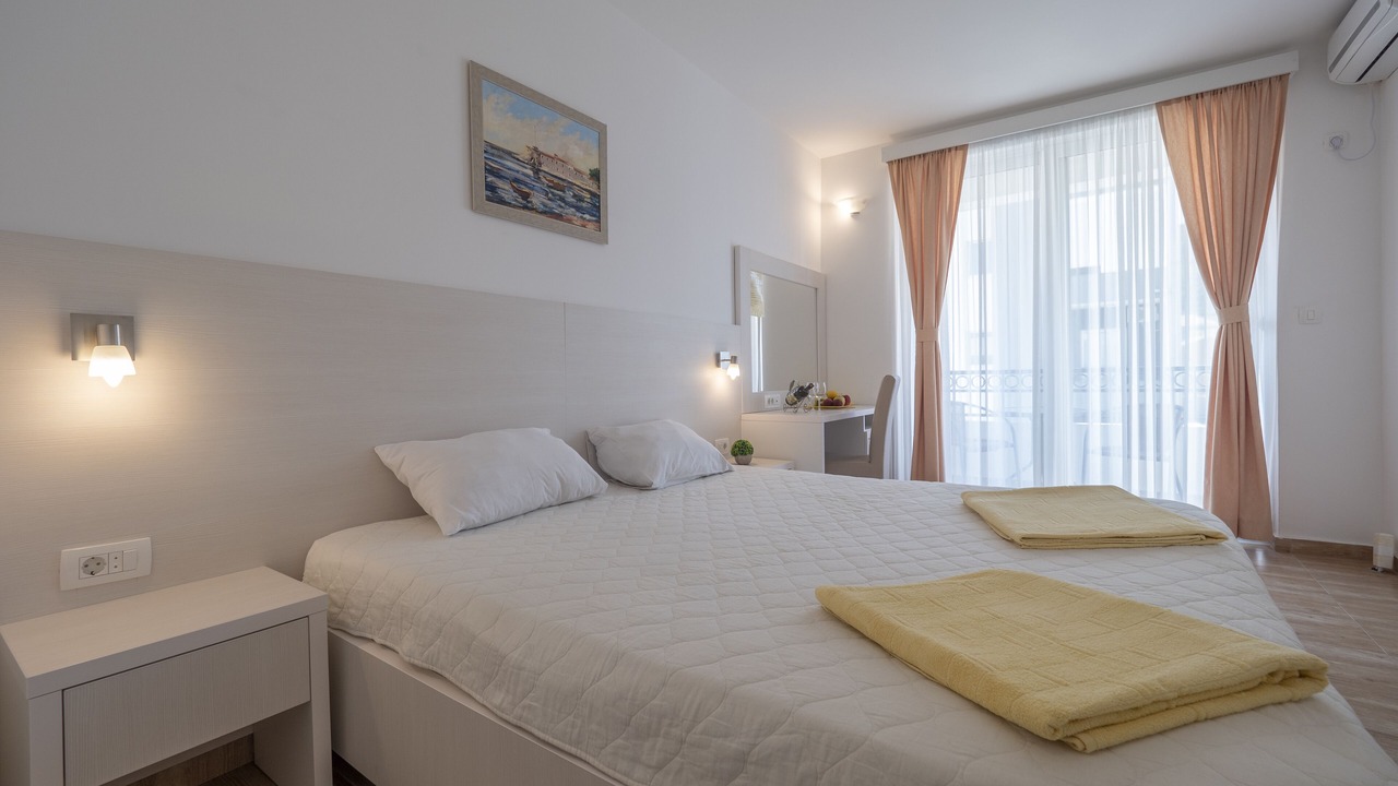 Photo of Bedroom in Maini