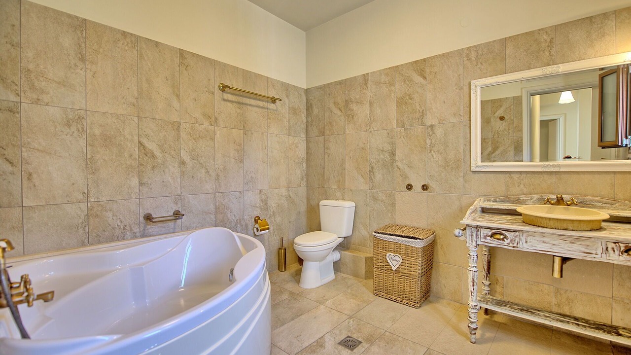 Photo of Bathroom in Petaleia