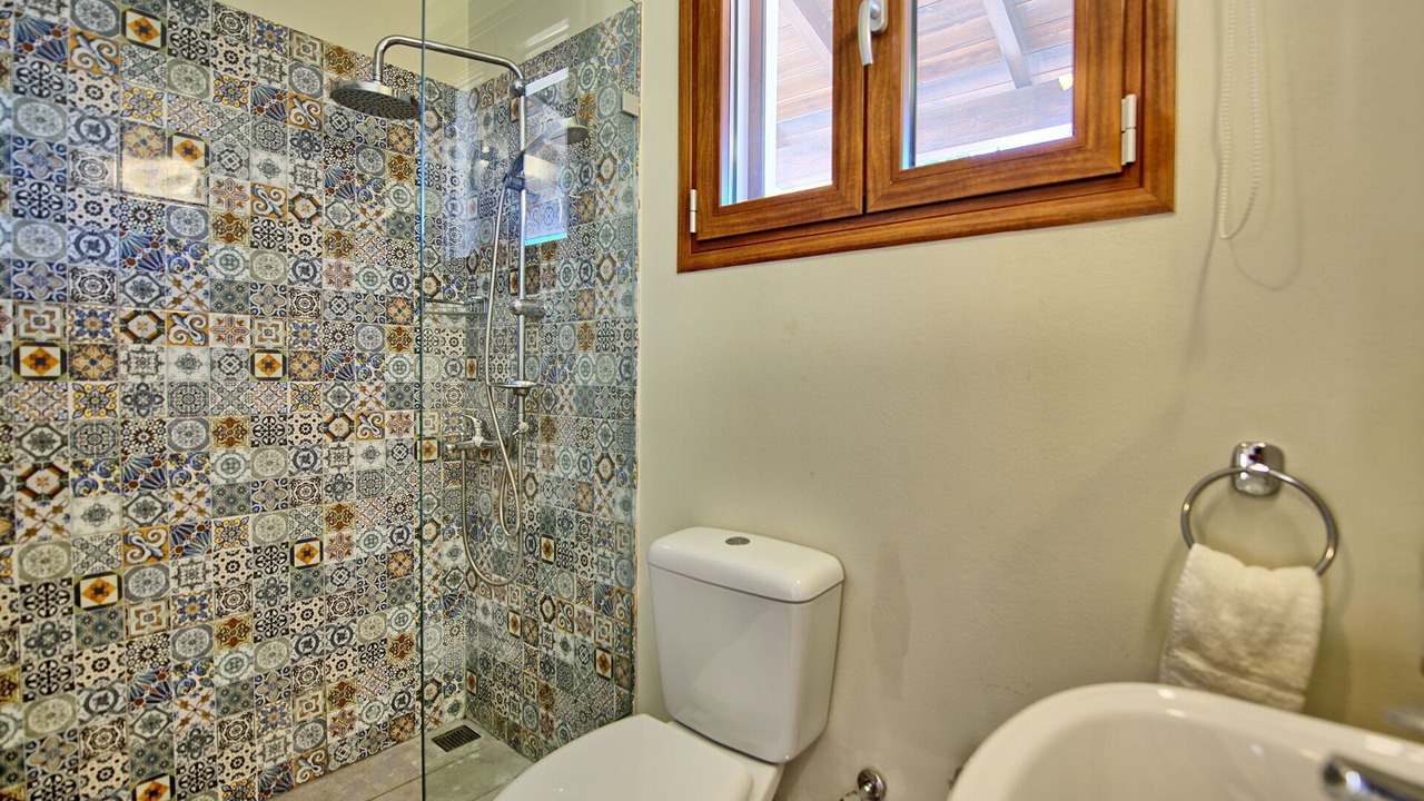 Photo of Bathroom in Petaleia