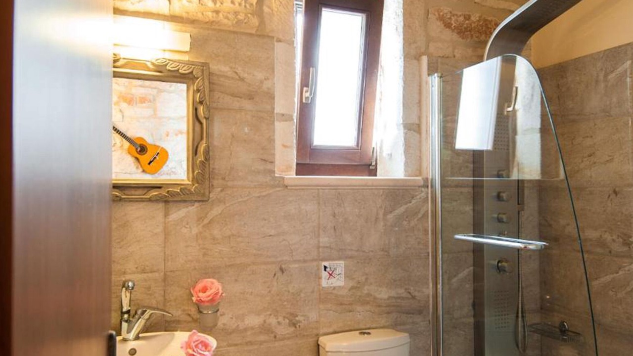 Photo of Bathroom in Neromilos
