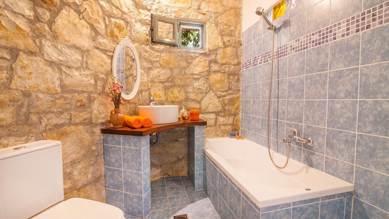 Photo of Bathroom in Petaleia