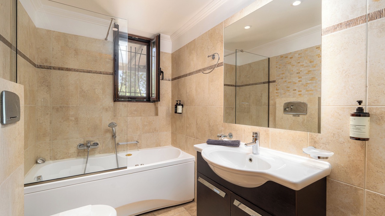 Photo of Bathroom in Spanokhorion