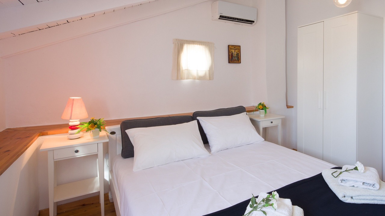 Photo of Bedroom in Petaleia