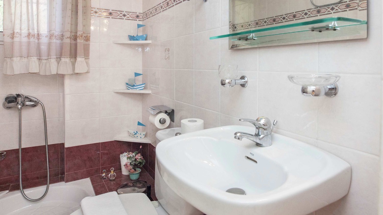 Photo of Bathroom in Alimos