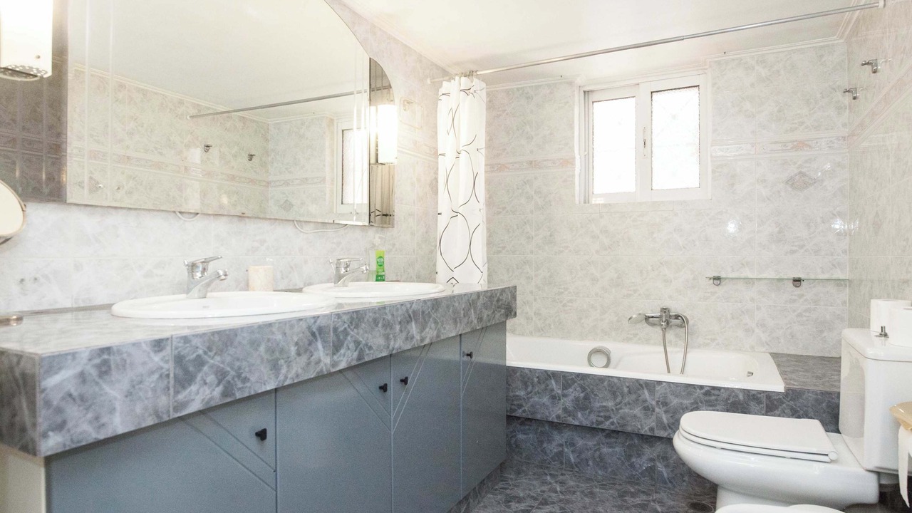 Photo of Bathroom in Alimos