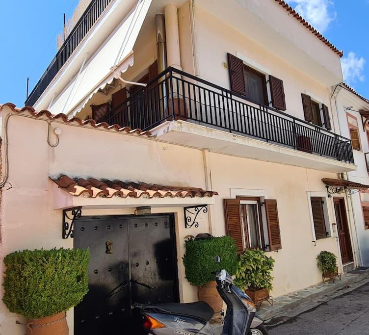 Photo of Buildings in Delfoi