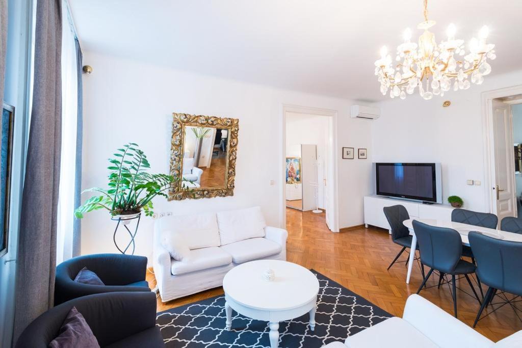Photo of Livingroom in Downtown