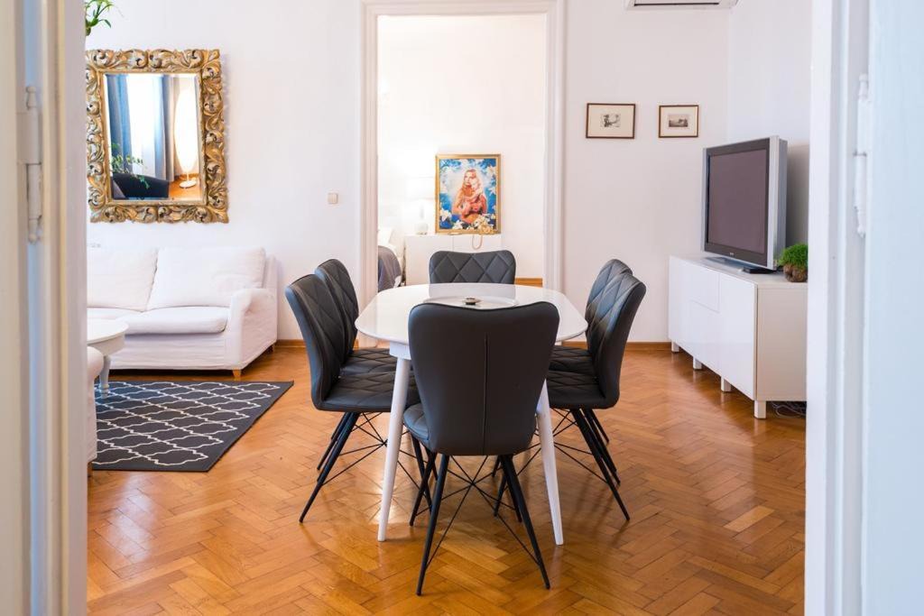 Photo of Livingroom in Downtown