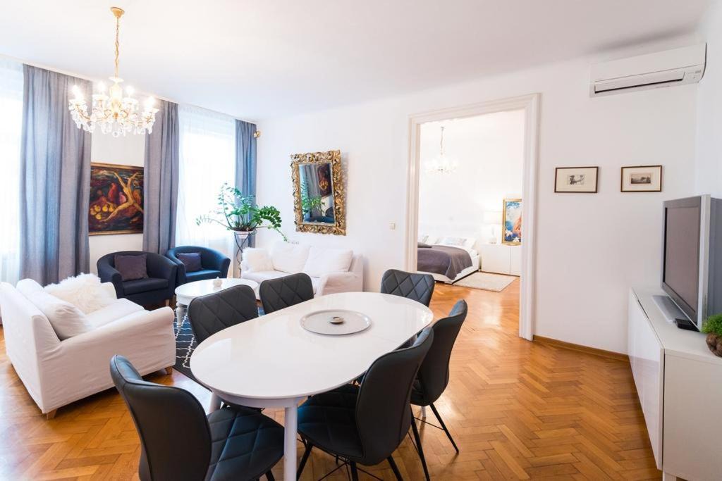 Photo of Livingroom in Downtown