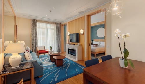Studio Suite, 1 King Bed, Balcony, Pool View