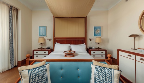 Premium Room, 1 King Bed, Partial Sea View