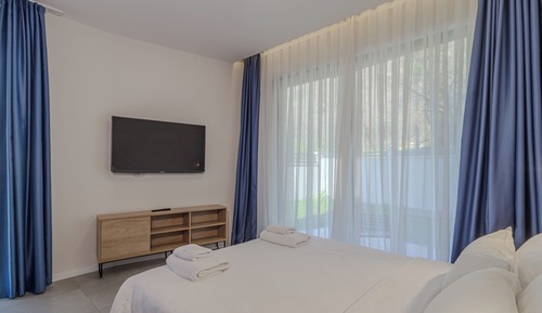 Deluxe Studio, 1 Queen Bed, Balcony